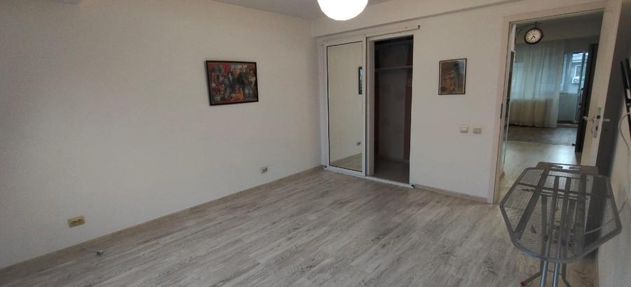 Apartament cu 3 camere semidecomandat, mobilat în Central