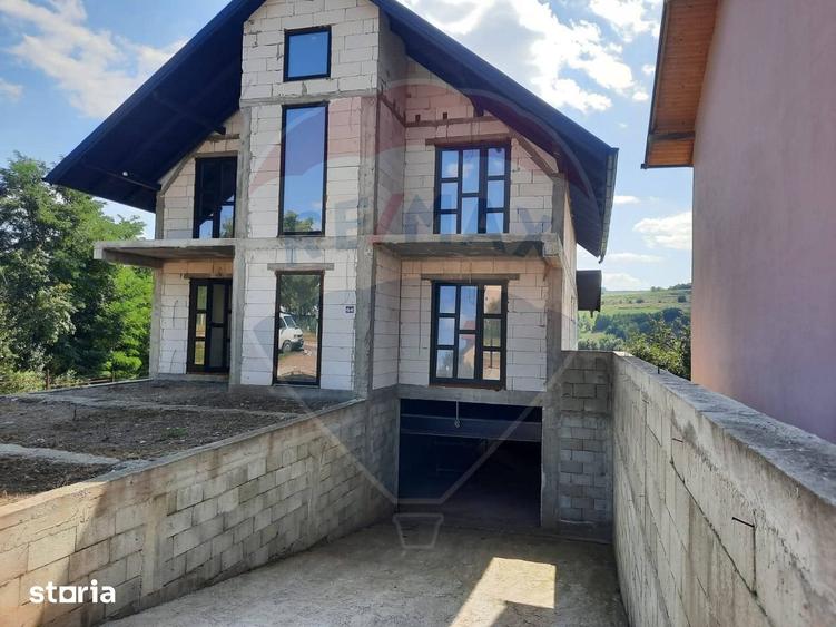 Casă cu 7 camere cu Teren 1800 Mp în Preutești