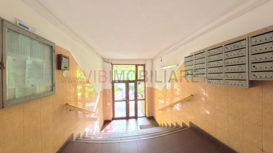 Apartament cu 4 camere semidecomandat, mobilat în Văcăresti