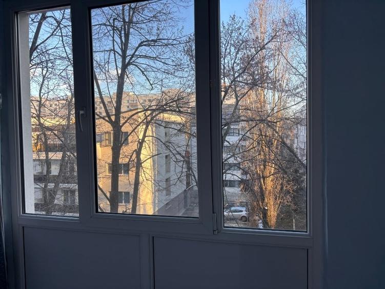 Apartament cu 3 camere semidecomandat în Gorjului