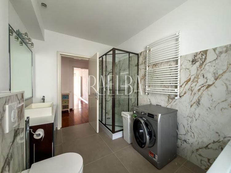Apartament cu 8 camere semidecomandat, mobilat în Primăverii