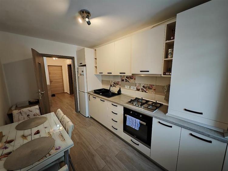 Apartament cu 2 camere decomandat, mobilat în Tractorul