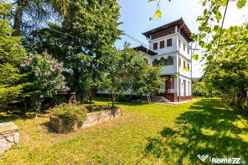 Casă cu 7 camere cu Teren 3425 Mp în Central