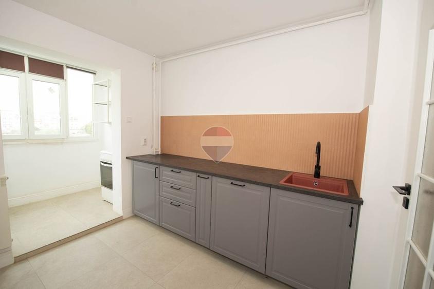 Apartament 3 camere de vanzare, balcon, renovat,  Berceni, sector 4 - 6