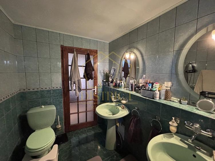 Casă cu 7 camere cu Teren 1323 Mp în Central