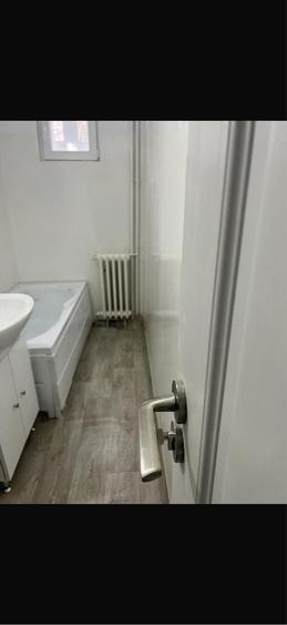 Apartament cu 3 camere semidecomandat în Dacia