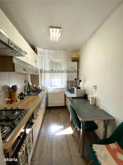 Apartament cu 3 camere semidecomandat în Craiovița Nouă