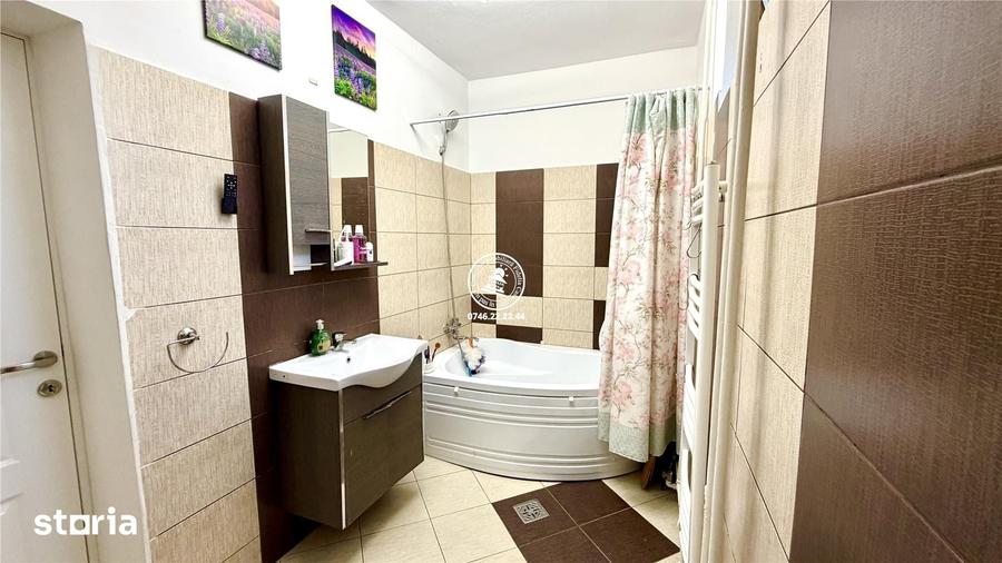 Casă cu 5 camere cu Teren 6400 Mp în Rediu