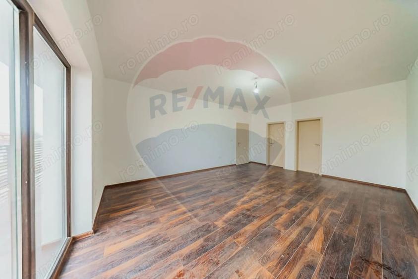 Casă cu 5 camere cu Teren 500 Mp în Vladimirescu