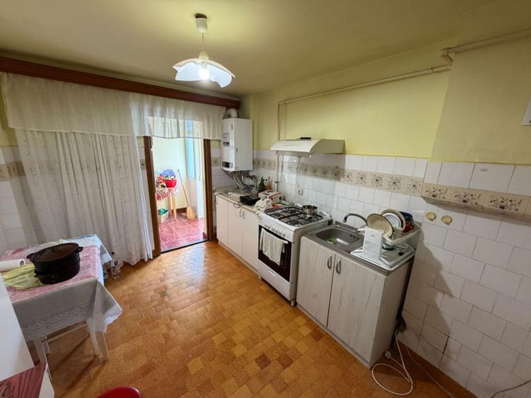Apartament cu 3 camere decomandat în Central