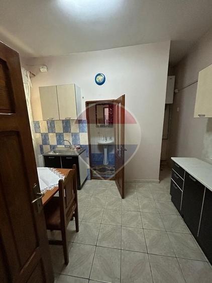 Casă individuală cu 10 camere cu Teren 154 Mp în Central