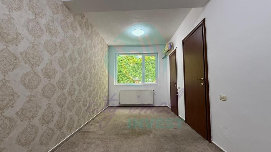 Casă individuală cu 10 camere cu Canalizare în P-ța Muncii