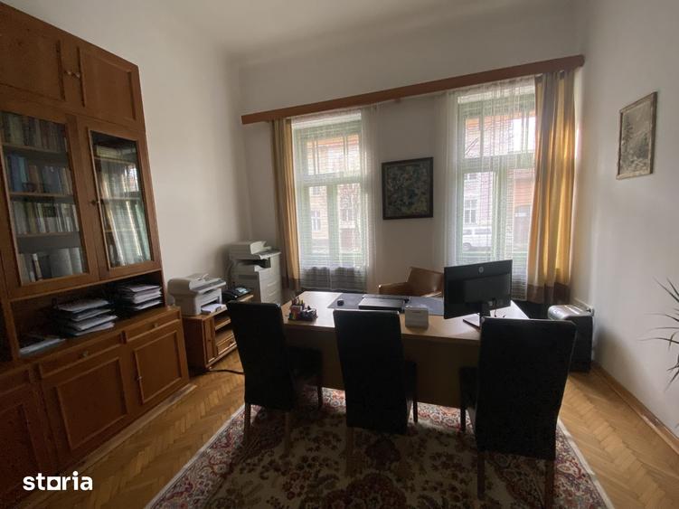 Casă cu 6 camere cu Teren 218 Mp în Central