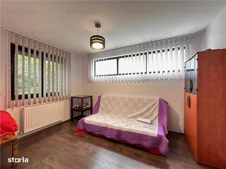 Casă cu 10 camere cu Teren 246 Mp în Moșilor