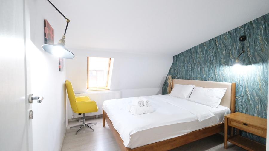 Apartament cu 4 camere decomandat în Mitropolie