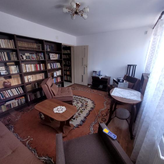 Apartament cu 3 camere decomandat în Berceni