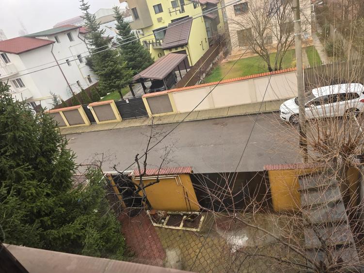 Casă cu 9 camere cu Canalizare în Apărătorii Patriei