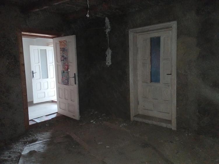 Casă cu 4 camere cu Teren 1600 Mp în Central