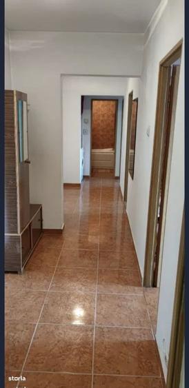 Apartament cu 3 camere decomandat, mobilat în Județean