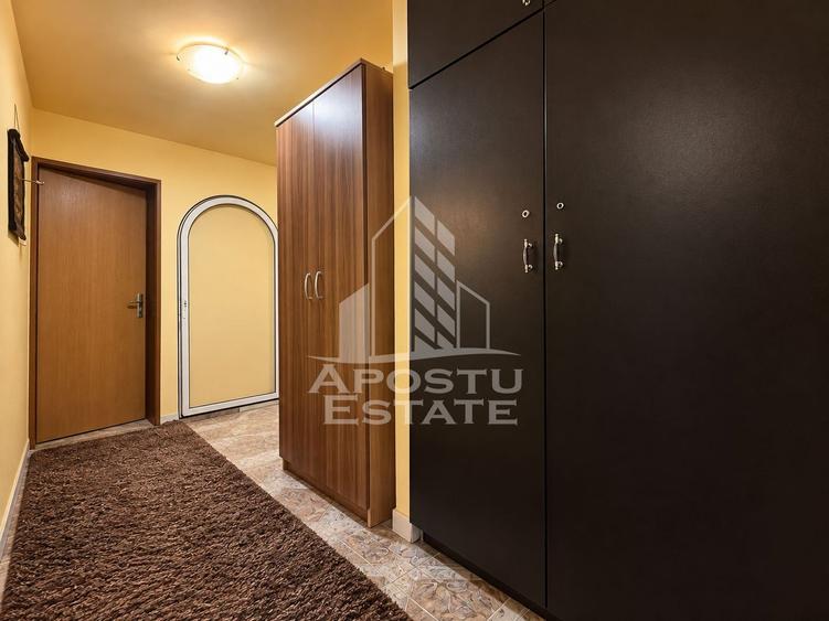 Apartament cu 3 camere decomandat în Girocului