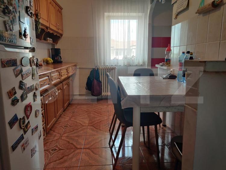 Apartament cu 3 camere decomandat, mobilat în Dragoș Vodă