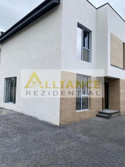 Casă individuală cu 5 camere decomandat cu Canalizare în Central