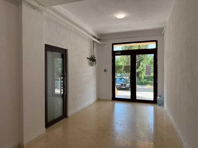Apartament cu 3 camere decomandat în Cornitoiu