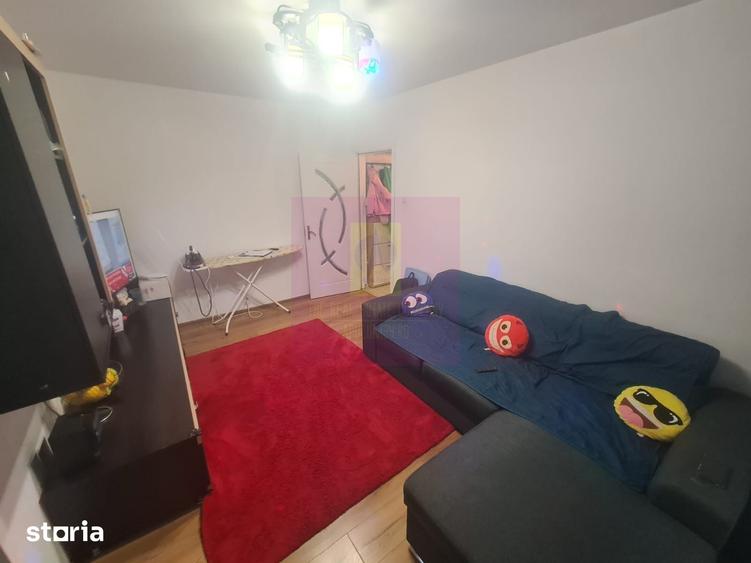 Apartament cu 3 camere semidecomandat în Cuza