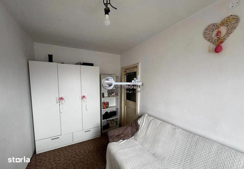 Apartament cu 3 camere semidecomandat în Podu Roș