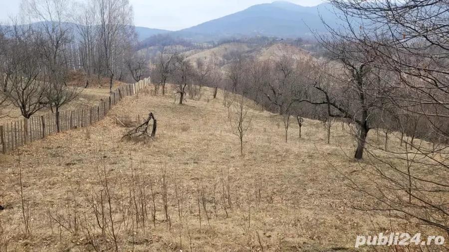 Teren de 2100 mp, în Podul Vadului