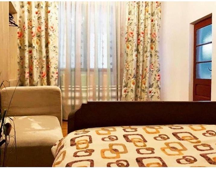 Casă cu 4 camere cu Teren 400 Mp în Central