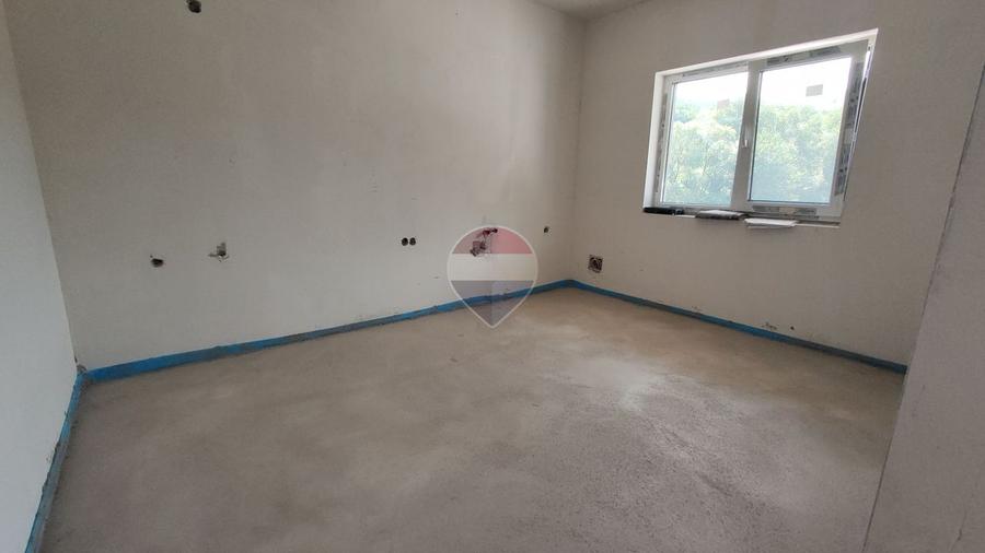 Casă cu 7 camere cu Teren 250 Mp în Florești