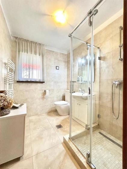 Casă cu 8 camere cu Teren 903 Mp în Odăile