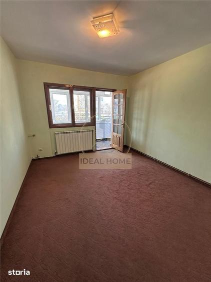 Apartament cu 3 camere semidecomandat în Podu Roș