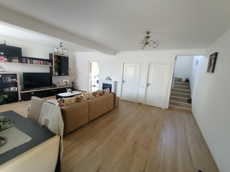 Duplex cu 4 camere cu Canalizare în Florești
