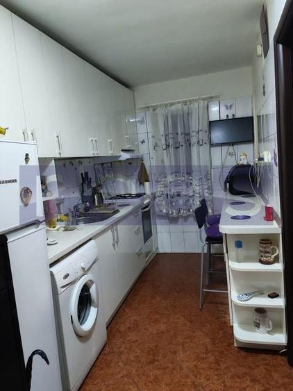Apartament cu 2 camere semidecomandat, mobilat în Tei