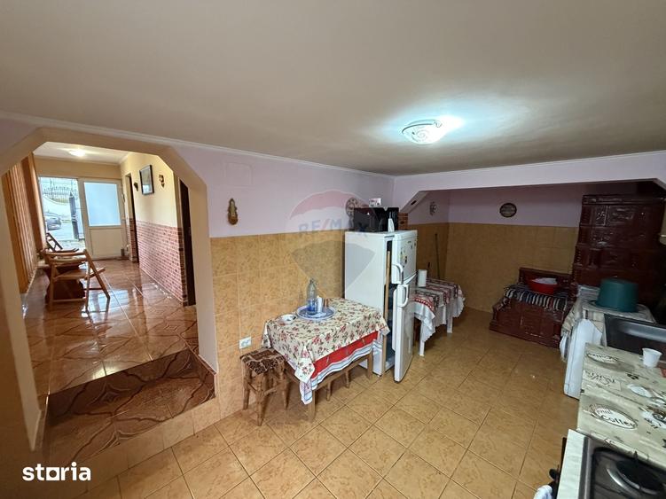 Casă cu 4 camere cu Teren 446 Mp în Răcoasa