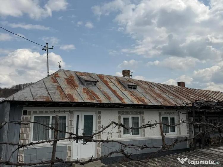 Casă cu 4 camere cu Teren 1000 Mp în Bodești