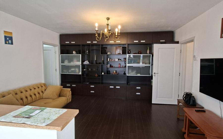 Apartament cu 3 camere semidecomandat în Drumul Taberei