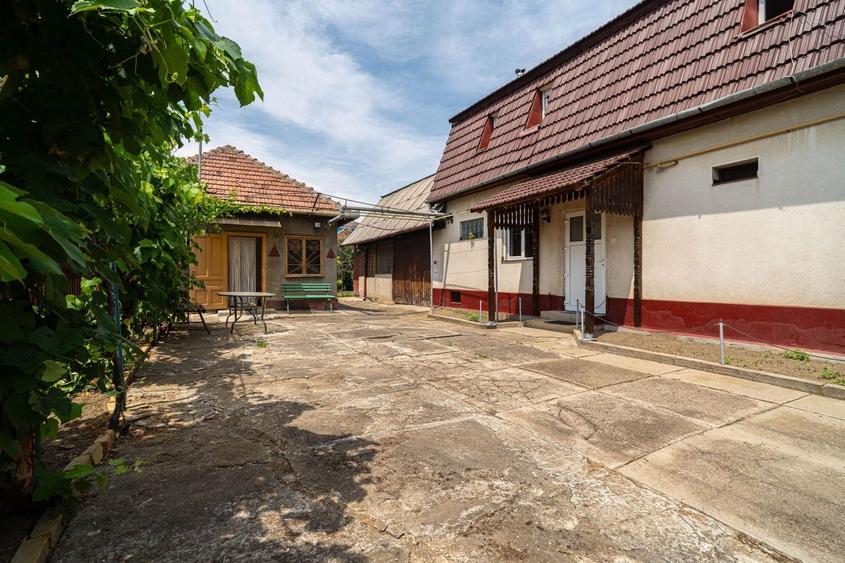 Casă individuală cu 5 camere cu Canalizare în Pârneava