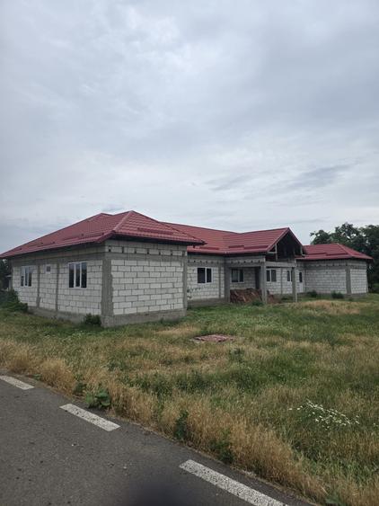 Casă cu 4 camere în Boboc