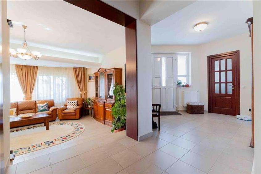 Casă individuală cu 7 camere cu Teren 1200 Mp în Tomești