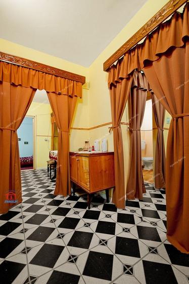 Apartament cu 3 camere decomandat, mobilat în