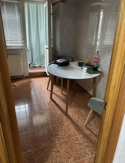 Apartament cu 3 camere decomandat în Școlilor