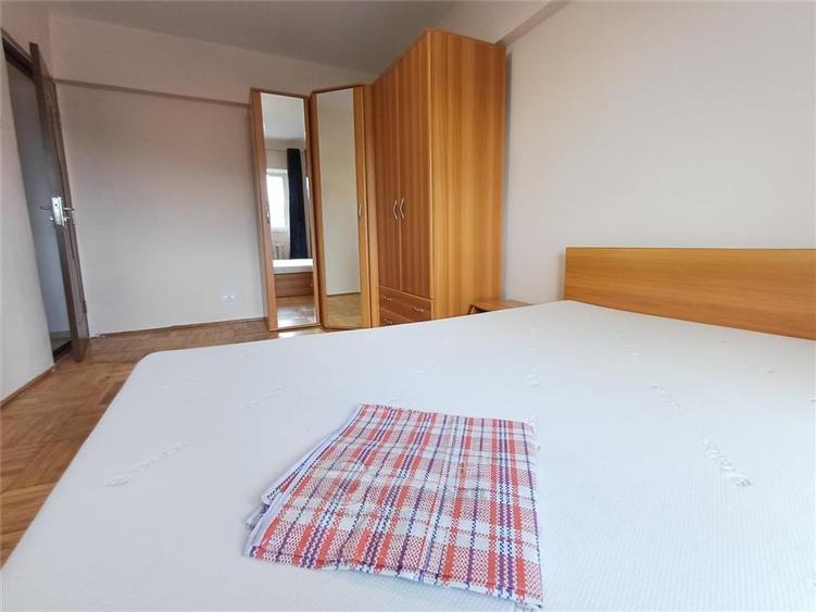 Apartament cu 4 camere decomandat în Nicolina