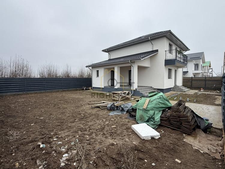 Casă individuală cu 4 camere cu Teren 370 Mp în Joița
