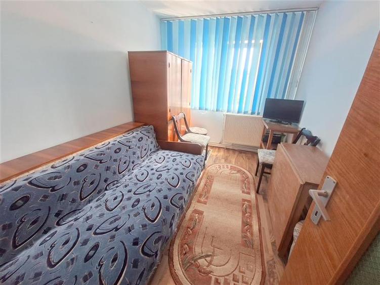 Apartament cu 3 camere semidecomandat în Mioriței