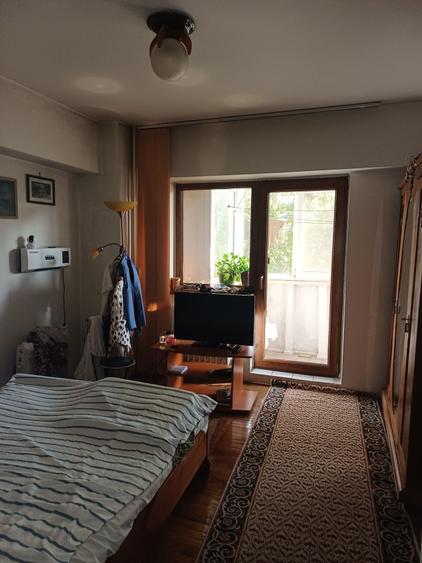 Apartament cu 4 camere decomandat în Calea București
