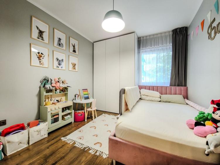Apartament cu 3 camere semidecomandat, mobilat în Europa