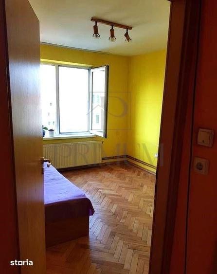 Apartament cu 4 camere decomandat în Complex Studențesc